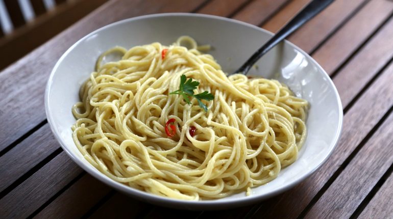Spaghetti aglio, olio e peperoncino: primo veloce o antica tradizione?